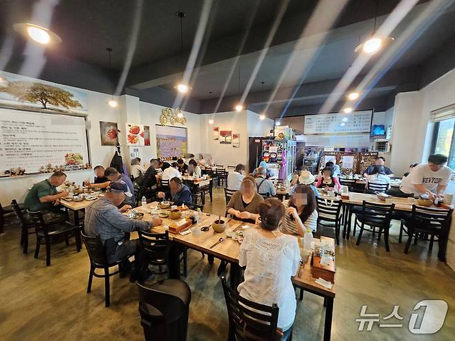 3일 낮 강원 춘천 동면 장학리의 한 막국수 식당에 손님들로 북적였다. 2025.7.3 한귀섭 기자