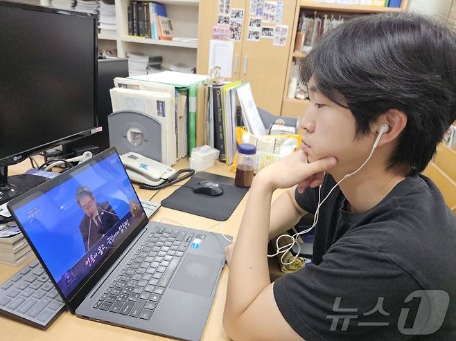 3일 오전 전남대학교 신문방송사에서 영문잡지 ‘전남 트리뷴’의 최다니엘 기자(24)가 이재명 대통령의 취임 30일 기자회견을 유튜브로 시청하고 있다.(재배포 및 DB 금지) 2025.7.3/뉴스1 ⓒ News1 서충섭 기자