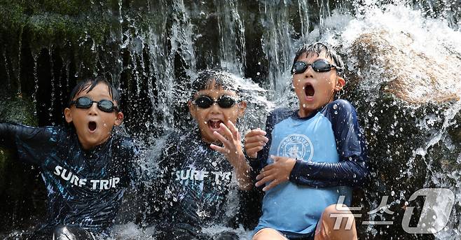 연일 한낮 최고기온이 30도를 넘기며 무더운 날씨가 이어진 가운데 3일 충남 공주 동학사 계곡에서 아이들이 물놀리를 하며 더위를 식히고 있다. 2025.7.3/뉴스1 ⓒ News1 김기태 기자