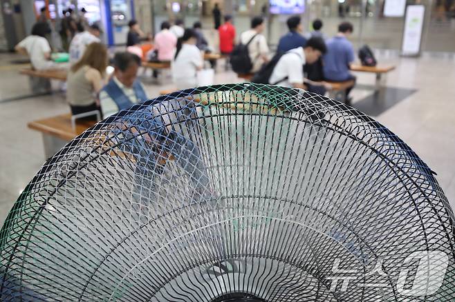 일주일째 폭염특보가 이어진 3일 대구 북구 대구역 대합실에서 시민들이 대형 선풍기 앞에 앉아 열차를 기다리고 있다. 2025.7.3/뉴스1 ⓒ News1 공정식 기자