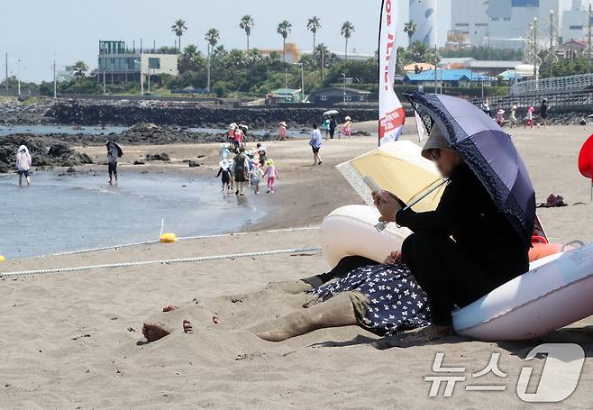 폭염이 이어지는 3일 오전 제주시 삼양해수욕장에서 피서객들이 무더위를 쫓고 있다. 기상청은 이날 지난달 12일 시작된 제주 장마가 15일 만인 26일 끝나 역대 가장 빠르게 종료됐다고 발표했다. 2025.7.3/뉴스1 ⓒ News1 오현지 기자