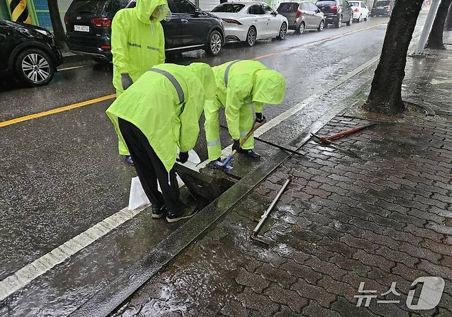 청주시 빗물받이 준설 작업.(시 제공)/뉴스1