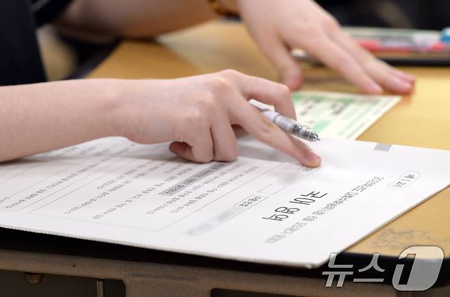 2025학년도 대학수학능력시험 6월 모의평가가 열리면서 수험생들이 1교시 국어 영역 시험지를 살펴보고 있다. 2024.6.4/뉴스1 ⓒ News1 사진공동취재단