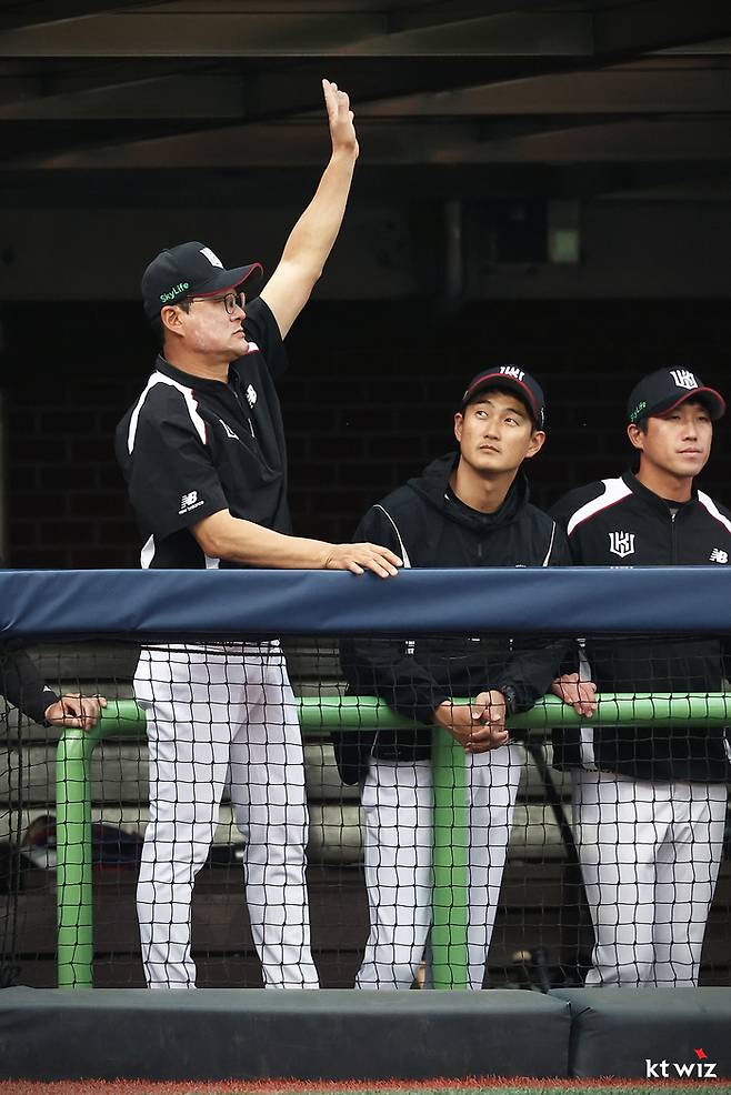 이종범 전 KT 코치(왼쪽). 사진 | KT 위즈