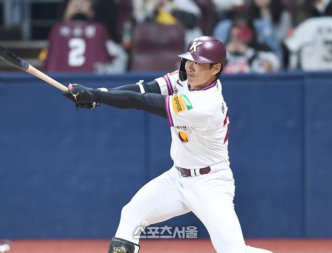 키움 송성문이 서울 고척 스카이돔에서 열린 2025 KBO리그 시범경기 롯데전에서 안타를 치고 있다. 고척 | 최승섭기자 thunder@sportsseoul.com