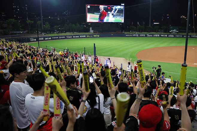 광주-기아 챔피언스 필드에서 응원하고 있는 KIA 팬들. 사진 | KIA 타이거즈