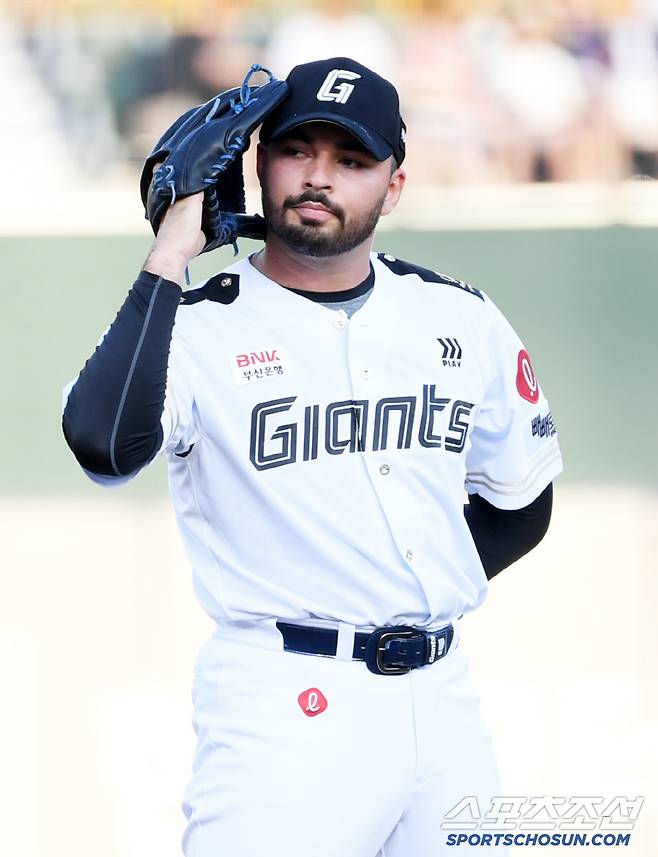 피치컴을 통해 사인을 확인할때도 공을 숨기고 있는 감보아.