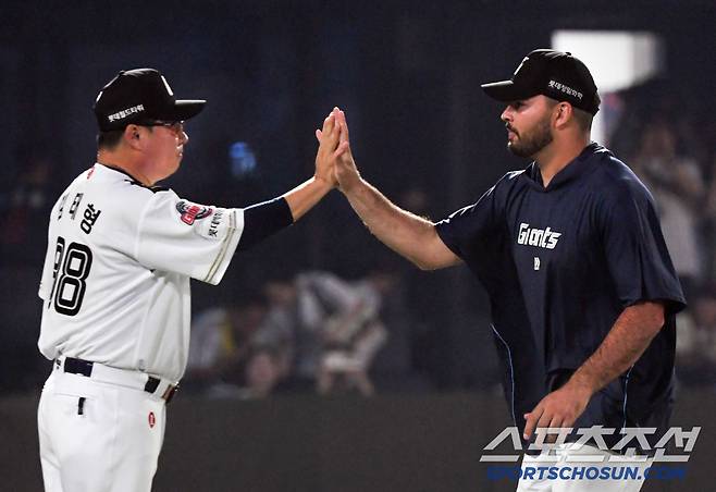 2일 부산 사직구장에서 열린 롯데 자이언츠와 LG 트윈스의 경기. 승리한 롯데 김태형 감독과 감보아가 기뻐하고 있다. 부산=박재만 기자 pjm@sportschosun.com/2025.07.02/
