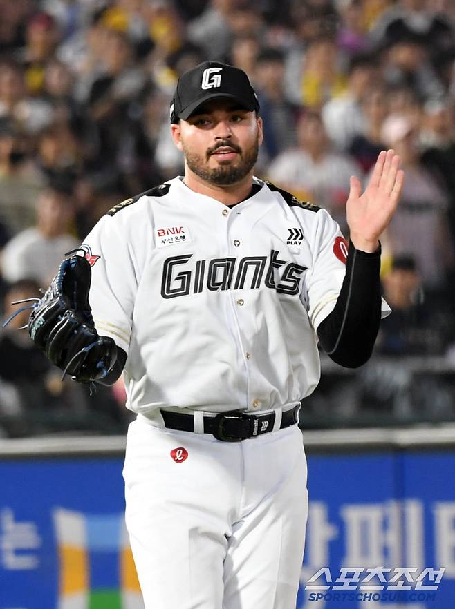 2일 부산 사직구장에서 열린 롯데 자이언츠와 LG 트윈스의 경기. 6회 2사 1루 LG 송찬의를 158km 강속구로 삼진 처리한 롯데 감보아가 기뻐하고 있다. 부산=박재만 기자 pjm@sportschosun.com/2025.07.02/