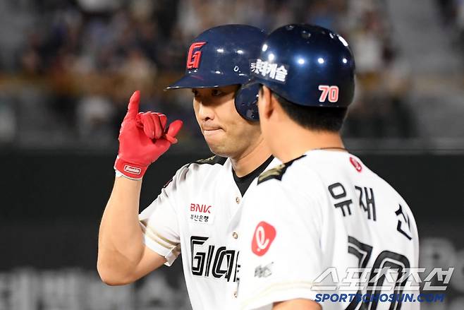 2일 부산 사직구장에서 열린 롯데 자이언츠와 LG 트윈스의 경기. 6회말 2사 1루 롯데 전준우가 안타를 날린 뒤 환호하고 있다. 부산=박재만 기자 pjm@sportschosun.com/2025.07.02/