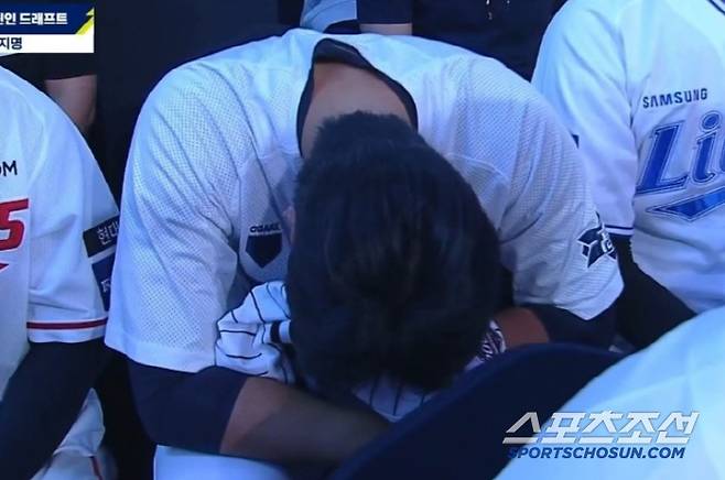 신인드래프트 당시 LG에 6라운드에 지명된 박시원이 유니폼을 받은 뒤 눈물을 흘리고 있다. SPOTV 중계화면 캡쳐