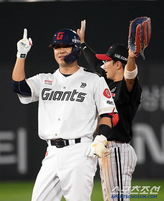 2일 부산 사직구장에서 열린 롯데 자이언츠와 LG 트윈스의 경기. 6회말 2사 1,2루 롯데 김민성이 적시타를 날린 뒤 환호하고 있다. 부산=박재만 기자 pjm@sportschosun.com/2025.07.02/