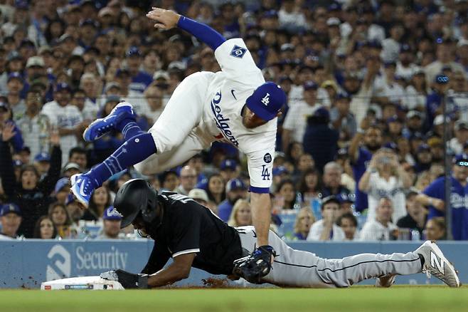 3루수 맥스 먼시가 6회초 마이클A 테일러의 도루를 저지하고 있다. 이때 낙하하면서 왼쪽 다리를 다쳤다. AP연합뉴스