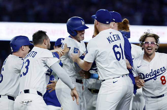 프레디 프리먼이 9회말 끝내기 안타를 터뜨리자 동료들이 몰려나가 서로 기쁨을 만끽하고 있다. AP연합뉴스