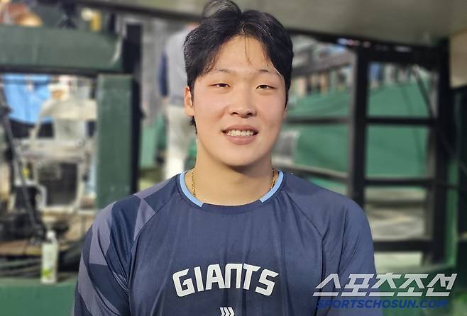 롯데 이민석이 경기후 인터뷰를 하고 있다. 부산=권인하 기자