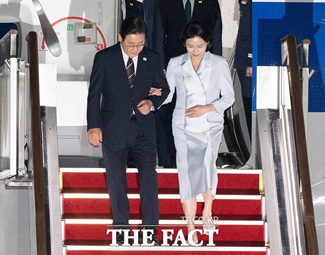 G7 정상회의 참석을 마친 이재명 대통령 부부가 6월 19일 오전 경기 성남시 서울공항에 도착해 공군 1호기에서 내리고 있다. /박헌우 기자