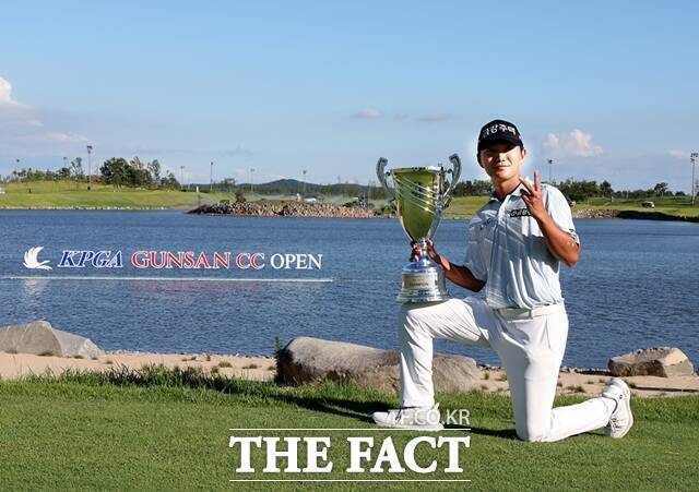 KPGA선수권에 이어 군산CC오픈 마저 석권, 2주 연속 우승한 옥태훈이 트로피를 들고 18번 그린에서 포즈를 취하고 있다. /KPGA