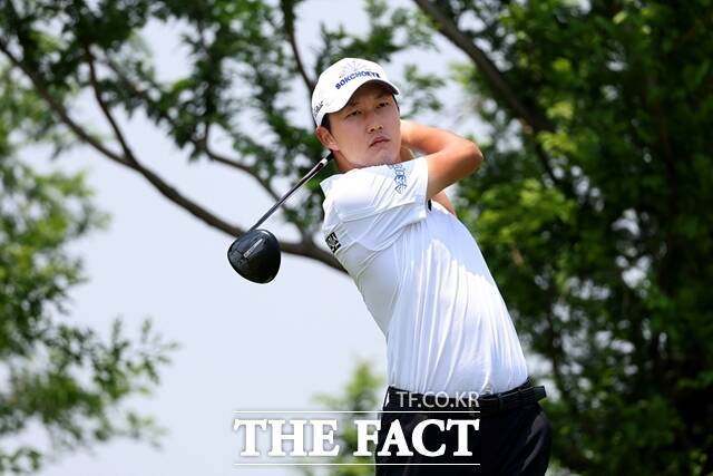 올시즌 개막전인 DB손해보험프로미오픈서 우승한 김백준. 현재 제네시스포인트 부문에서 옥태훈에 이어 2위에 올라 있다./KPGA