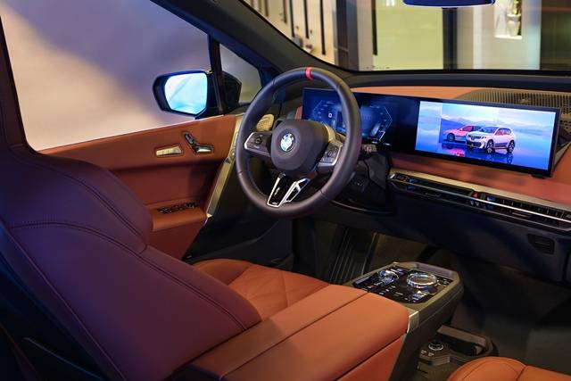 뉴 iX xDrive45는 기존보다 82마력 높은 최고출력 408마력, 최대토크 71.4㎏·m를 발휘하며, xDrive60은 최고출력 544마력, 최대토크 78.0㎏·m로 향상됐다. /BMW 코리아