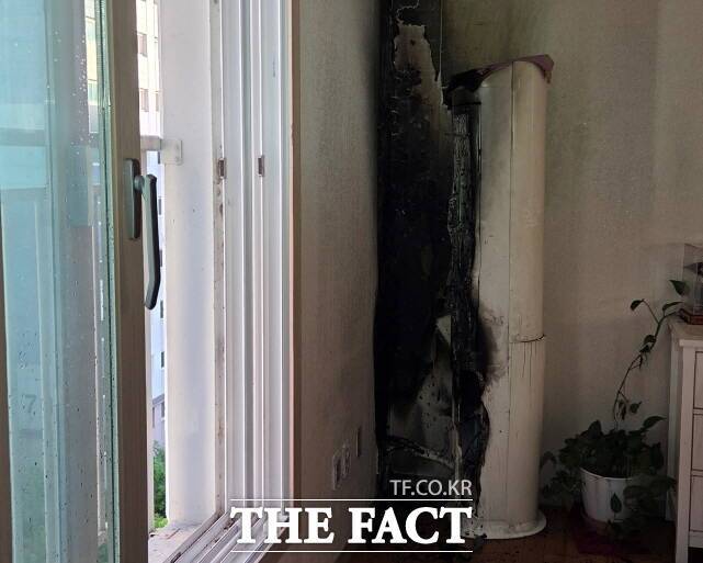 지난 1일 세종시 한솔동의 한 아파트에서 가동 중이던 에어컨에 불이나 가전기구를 태운 화재 현장. /세종소방본부