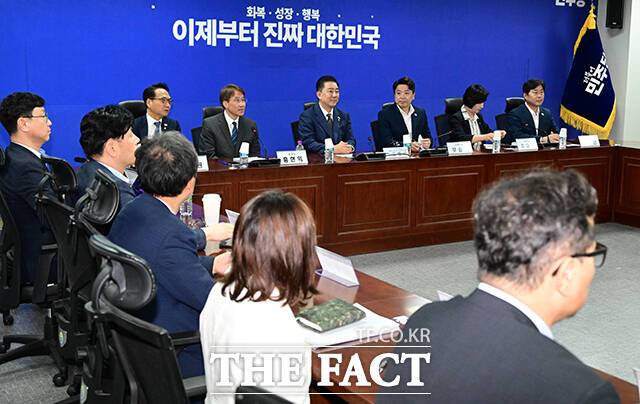 이날 비공개로 진행된 간담회에는 김병기 대표 직무대행을 비롯해 국방위 여당 간사를 맡고 있는 부승찬 의원, 추미애, 박선원, 황명선 의원이 참석해 홍현익 국정기획위원회 외교안보분과위원장 등과 간담회를 실시했다.