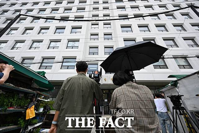 삼부토건 사무실 건물 앞에 취재진들이 대기하고 있다.