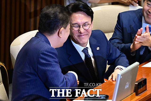 우원식 국회의장의 가결 선포 직후 김병기 당대표에게 축하받는 모습.