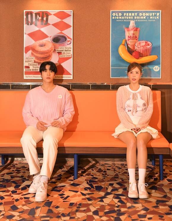 가수 문원(왼쪽)이 자신을 둘러싼 논란에 대해 직접 입을 열었다. /제이지스타