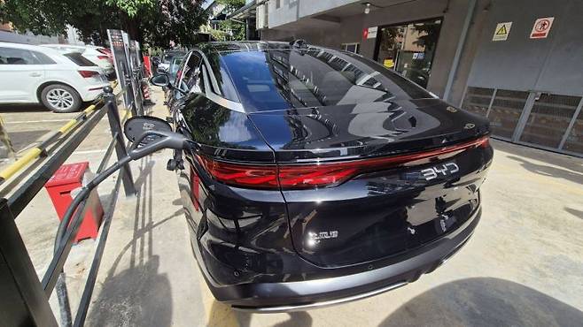 BYD의 슈퍼 e-플랫폼 기반의 전기차 '한L'을 초고속 충전하는 모습. 우수연 기자