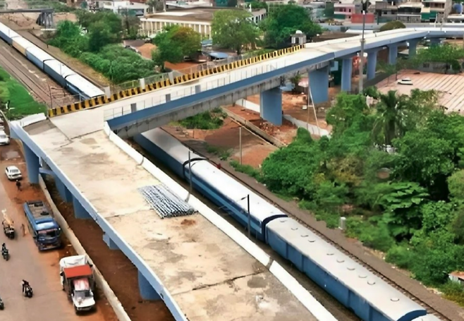 인도 마디아프라데시주 보팔시의 한 고가도로. X(엑스)