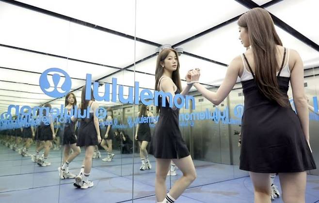 '요가복계의 샤넬'로 불리는 룰루레몬이 대형마트 코스트코를 고소했다. 코스트코의 자사브랜드(PB)인 커클랜드가 룰루레몬의 제품을 카피해 판매하고 있다는 주장이다. 룰루레몬 인스타그램