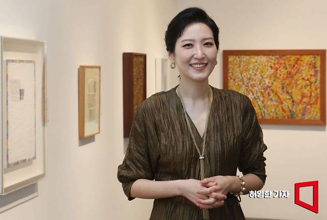 케이옥션 수석 경매사 손이천 이사가 경매를 앞둔 프리뷰 작품들이 걸려있는 서울 강남구 케이옥션 전시장에서 아시아경제와 인터뷰하며 잠시 포즈를 취했다. 허영한 기자