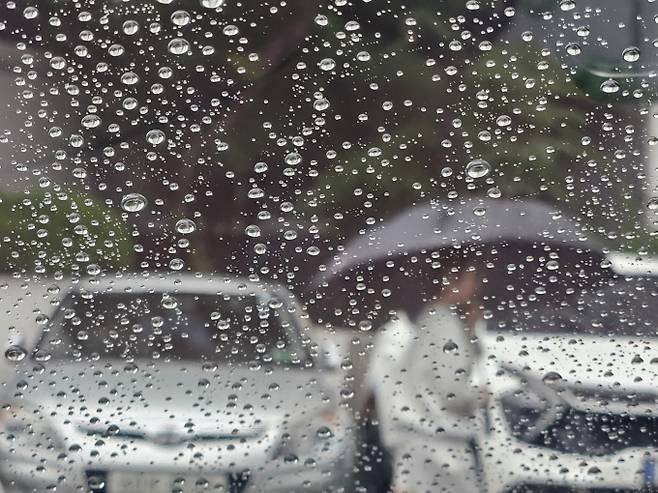 2025년 장마 끝?...중부는 아직 장마기간=북태평양 고기압이 2025년 장마전선을 북서쪽으로 밀어내면서 제주도와 남부지방의 장마가 종료됐다.3일 기상청은 정례브리핑을 통해 제주는 지난달 26일, 남부지방은 이달 1일 정체전선의 영향에서 벗어남에 따라 장마가 종료됐다고 밝혔다.ⓒbnt뉴스