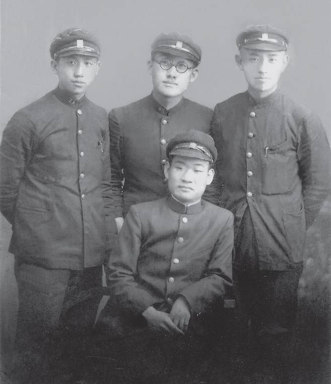 숭실중 재학 시절 윤동주(뒷줄 오른쪽)와 문익환(뒷줄 가운데). 1935년 겨울로 추정된다./연세대 윤동주기념관