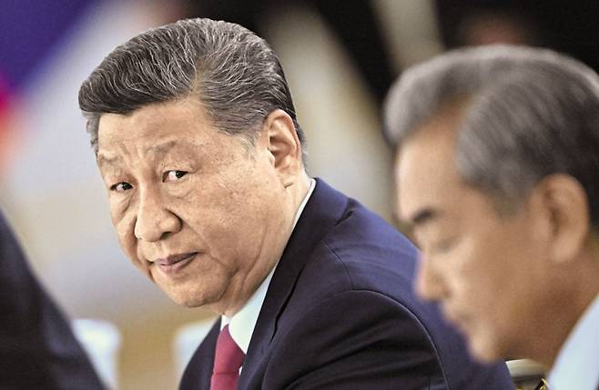 시진핑 중국 국가주석이 지난 5월 러시아 모스크바 크렘린궁에서 열린 블라디미르 푸틴 러시아 대통령과의 정상회담 도중 옆을 바라보고 있다. 시진핑과 푸틴은 오는 6일 브라질에서 열리는 브릭스(BRICS) 정상회담에 참석하지 않기로 했다. 중국 지도자가 브릭스 정상회의에 참석하지 않는 것은 창설 후 처음이다. /AP 연합뉴스