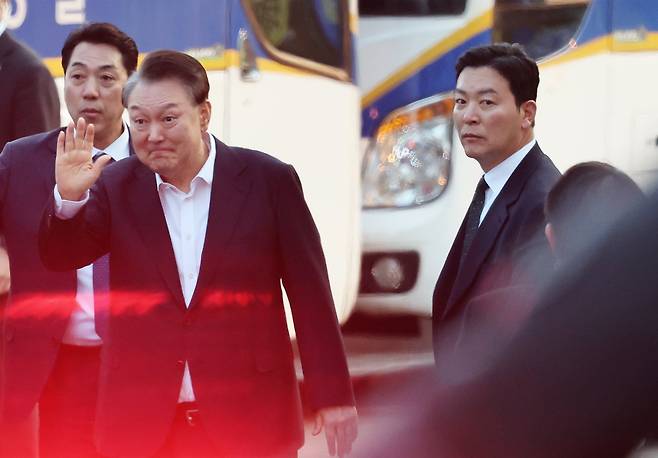 법원의 구속취소 청구 인용으로 석방된 윤석열 대통령이 지난 3월 8일 오후 경기 의왕시 서울구치소에서 풀려난 가운데 지지자들에게 인사하는 윤 대통령의 곁에서 김성훈 당시 경호차장(오른쪽)이 밀착 경호를 하고 있다. /뉴스1