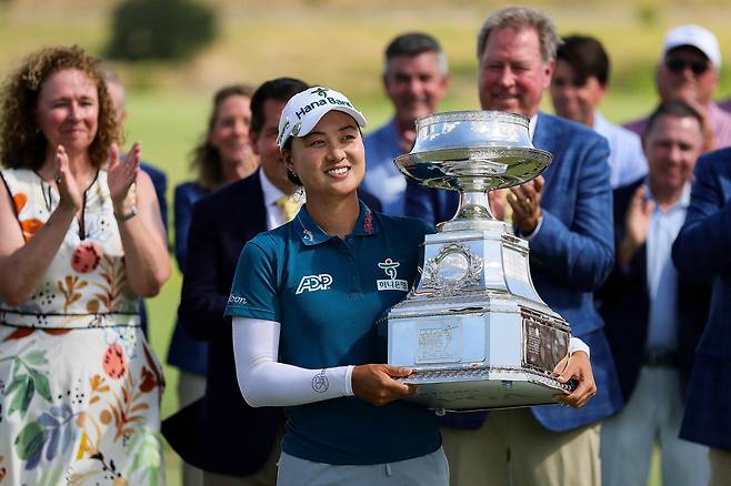 이민지가 6월 22일 텍사스주 프리스코의 필즈 랜치 이스트에서 열린 KPMG 여자 PGA 챔피언십에서 우승한 후 트로피를 들고 포즈를 취하고 있다./AFP 연합뉴스