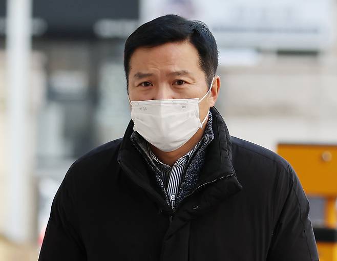 공직선거법 위반 혐의로 재판에 넘겨진 김태우 전 강서구청장이 작년 12월 서울 양천구 서울남부지법에서 열린 1심 선고 공판에 출석하며 법정으로 향하고 있다. /연합뉴스