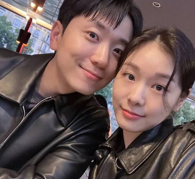 포레스텔라 고우림(왼쪽), 전 피겨스케이팅 선수 김연아./인스타그램