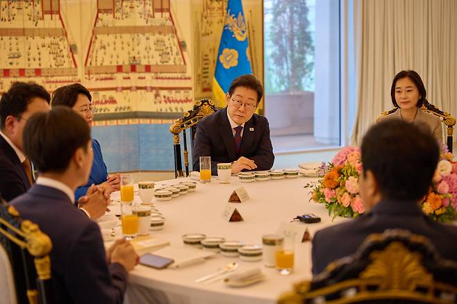 이재명 대통령이 3일 서울 한남동 관저에서 열린 국회 비교섭단체 지도부와의 오찬회동에서 참석자들의 발언을 경청하고 있다. /대통령실 제공
