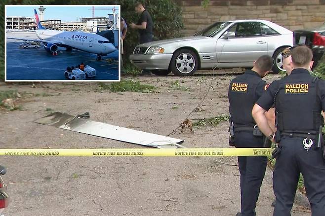 미국 노스캐롤라이나주 한 주택의 주차로에 떨어진 델타 항공의 비행기 날개 일부분. /뉴욕포스트 엑스(X‧옛 트위터)