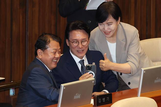 김민석 총리 본회의 통과 후 의원들과 기념사진