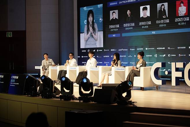 'C포럼 2025' 네 번째 세션에서 스타트업 대표들이 발언을 하고 있다. 왼쪽부터 전화성 씨엔티테크 대표, 현준엽 로쉬코리아 대표, 권재의 루나르트 대표, 이수현 로맨시브 대표, 권미진 애그유니 대표. /조선비즈