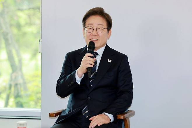 이재명 대통령이 30일 서울 용산 대통령실 파인그라스에서 열린 문화예술계 수상자 간담회에서 발언하고 있다. (대통령실통신사진기자단) ⓒ연합뉴스
