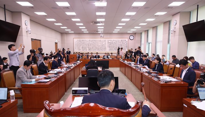 김용민 국회 법사위 법안심사제1소위원장이 2일 오전 서울 여의도 국회에서 열린 법제사법위원회 법안심사제1소위원회에서 의사봉을 두드리고 있다. ⓒ뉴시스