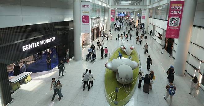 인천국제공항 내 면세점 구역에 공항 이용객로 붐비고 있다. ⓒ뉴시스