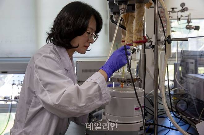 연구진이 개발한 기술로 촉매합성 실험을 하고있다. ⓒ한국에너지기술연구