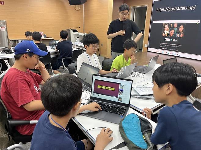 서울시가 청소년을 위한 여름방학 특별 프로그램 ‘청소년 동행캠프’를 연다. 이번 동행캠프는 28일부터 8월 8일까지 2주간 열린다. 초등학교 4학년부터 중학교 3학년까지 총 440명을 모집한다. 인공지능(AI) 등 4차 산업혁명 관련 콘텐츠를 비롯해 광복 80주년을 맞아 역사 프로그램이 마련돼 있다. 사진은 지난해 동행캠프에 참여한 학생들 모습. 서울시 제공
