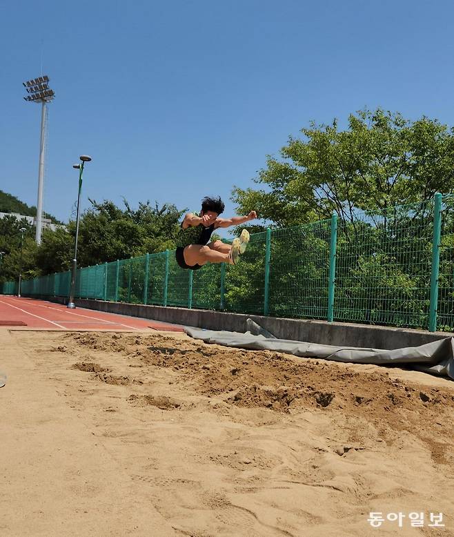 부산대 육상부 이현우 선수가 지난달 27일 부산 금정구 부산대 대운동장에서 멀리뛰기 훈련을 하고 있다.
김화영 기자 run@donga.com