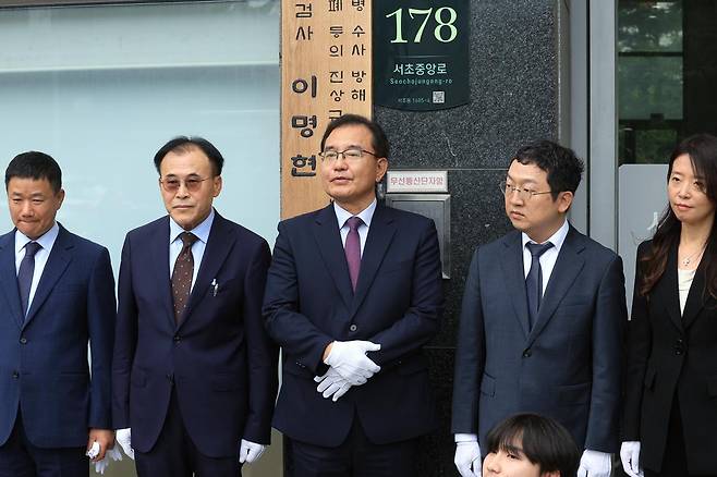 채수근 해병 순직 사건을 수사하는 순직해병 특별검사팀 이명현 특별검사가이 2일 오전 서울 서초구 서초중앙로 특검사무실 앞에서 가진 현판식에서 발언을 하고 있다. 특검팀은 이날 첫 조사로 구명 로비 의혹을 받는 임성근 전 해병대 1사단장을 소환 조사한다. 2025.7.2 뉴스1